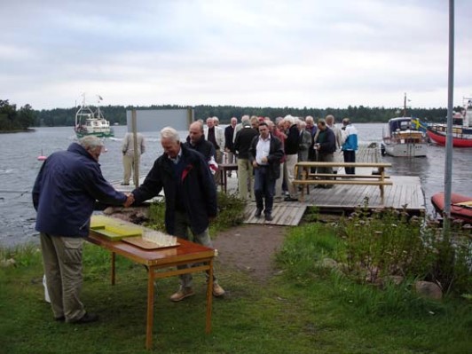 Välkommna Figeholmsbröderna serverar välkomstdrink